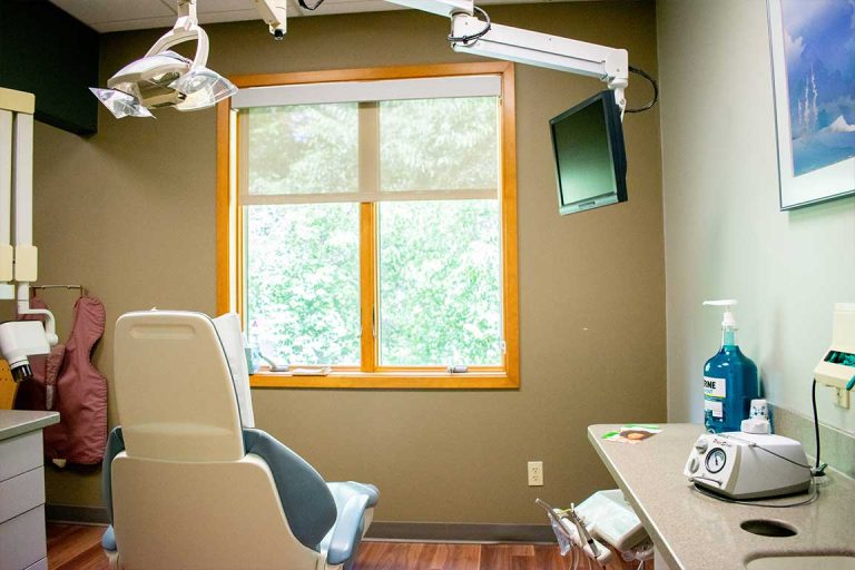 Here is a look at a cosmetic dentist's workspace. It is much the same as an ordinary dentist's workspace.